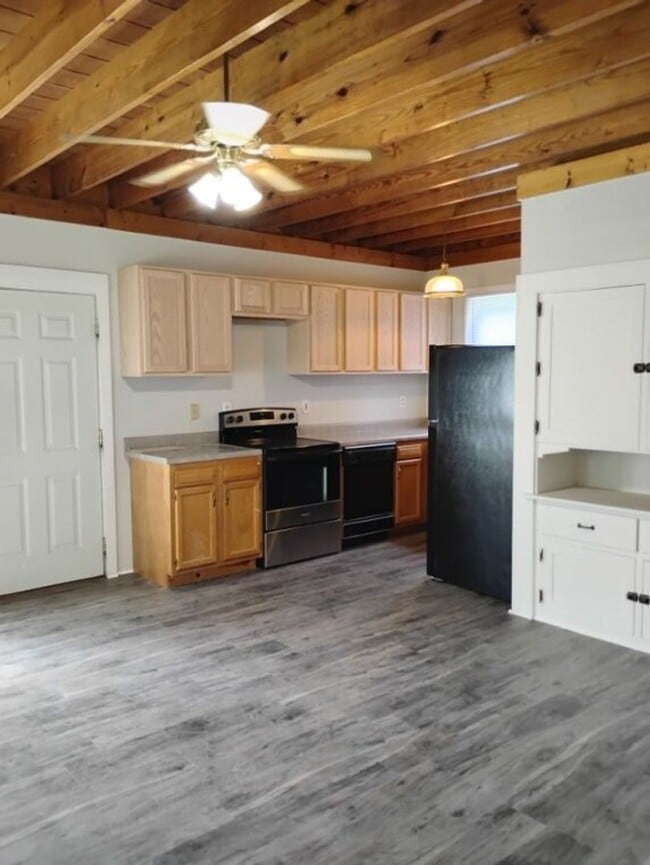 Building Photo - 3 Bedroom 1 Bath - Amazing Location Rental
