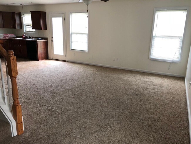 Photo - 337 Oxford Cir