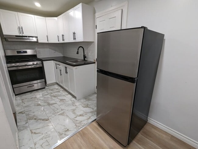Building Photo - 972 Langlois Ave Unit 5