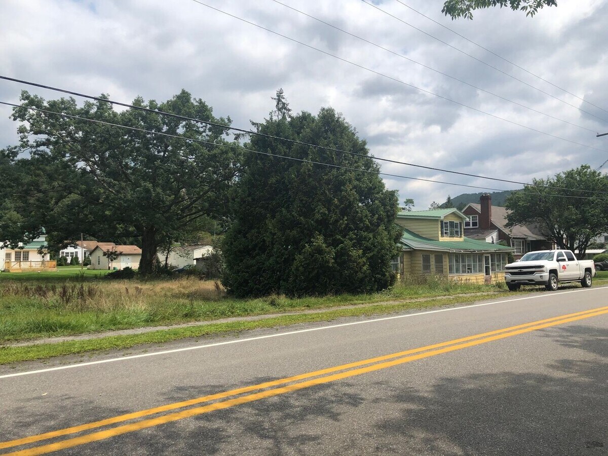 Photo - Large 3 bedroom / 2 bathroom single family home for rent!