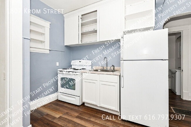 1807 Krom St