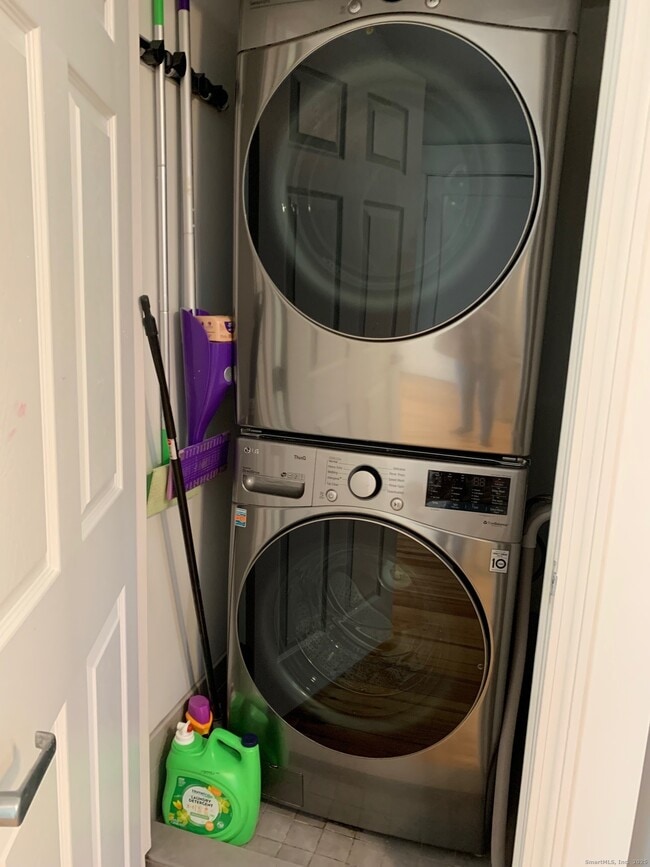 Photo - 641 White St