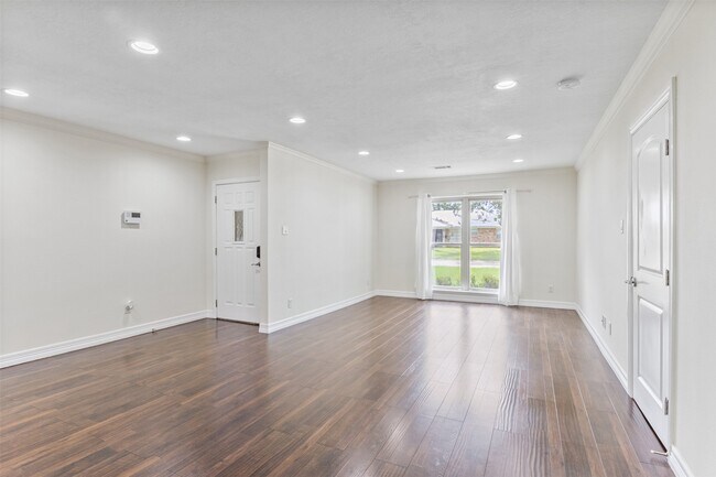 Photo - 1918 Crestdale Dr