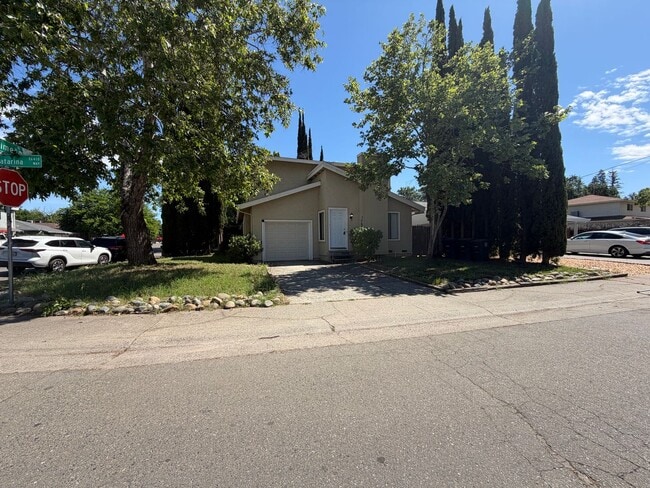 Building Photo - 2 bedroom | 1.5 bathroom | Citrus Heights Town Home