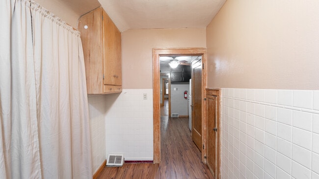 Photo - 916 W 1st St