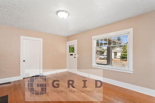 Building Photo - GPM657 - SE Raymond Ct. (T1) Unit A Rental