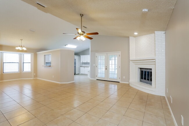 Photo - 1266 Bee St N