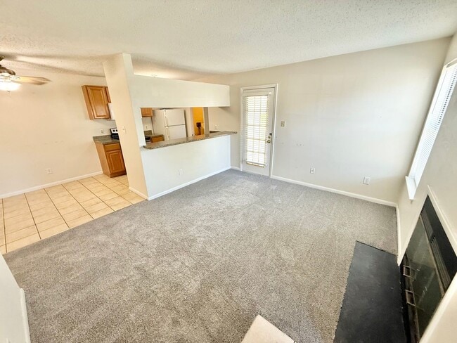 Photo - HURRY!!!***2 BED Condo/Downstairs unit/ W,S&T INCLUDED!!