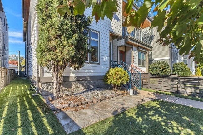 Photo - 606B Hume St