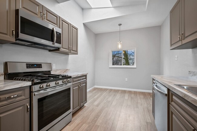 Building Photo - Recently Renovated 3 Bed/1 Bath Home in th...