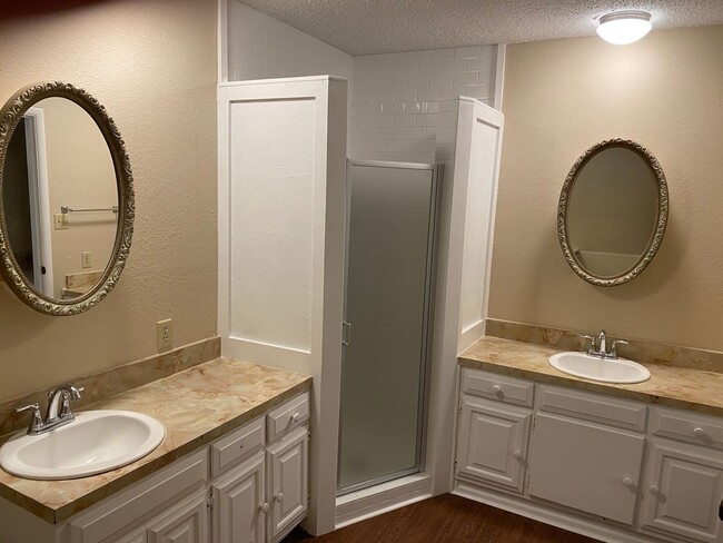 Photo - Spacious 5 BEDROOM - Fresh Paint - Country Living & Great for Commuters