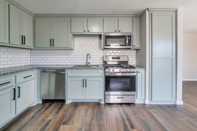 Photo - 1445 NE 10th St