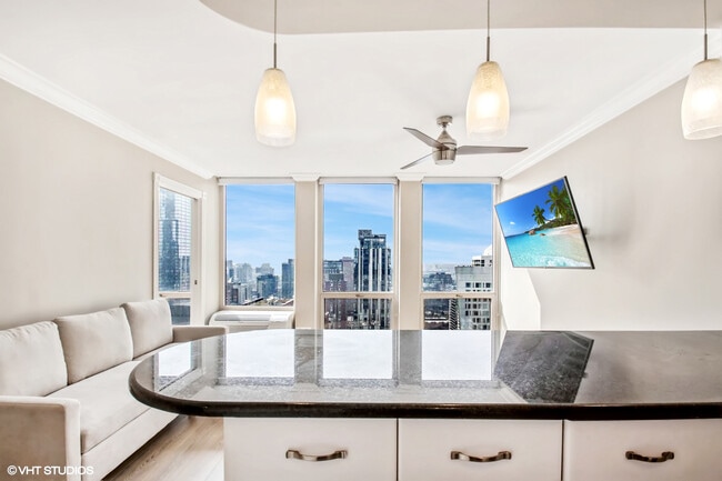 Building Photo - 111 E Chestnut St Unit 39B Rental