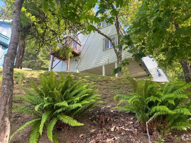 Building Photo - 3 bedroom 1.5 Bath Tandem Home!