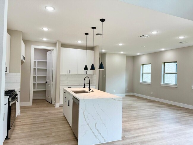 Photo - 2615 Liguria Ln