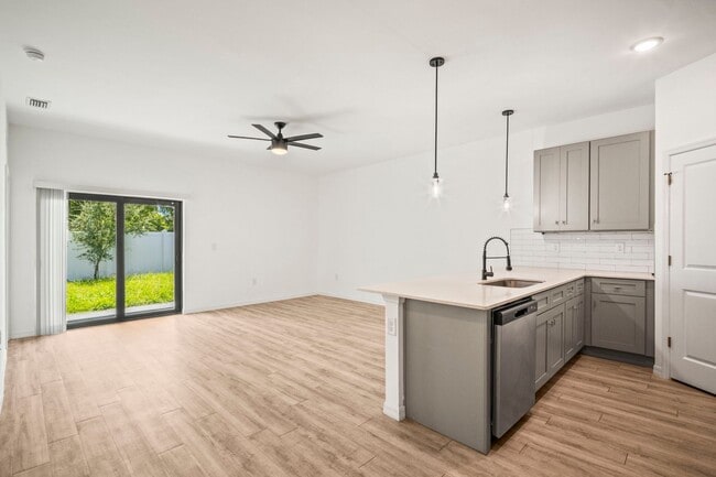 Building Photo - 627-627 SE 13th Pl Unit 625 SE 13TH Pl Rental
