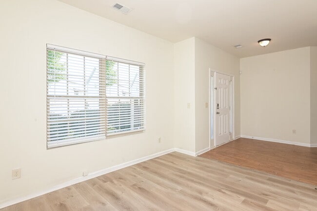 Photo - 3563 Walking Stick Way NE
