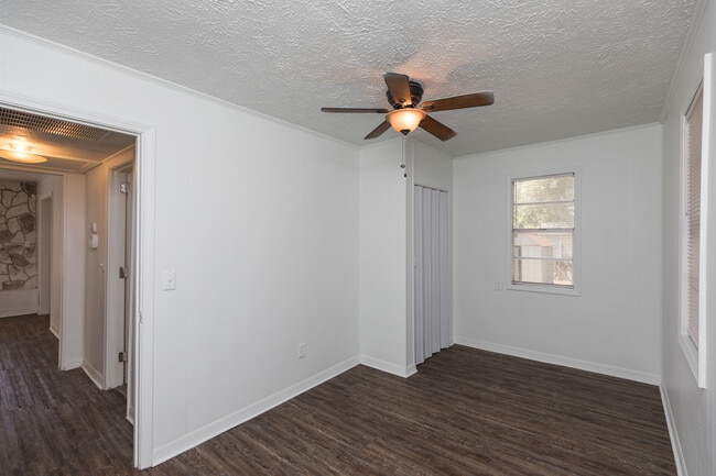 Photo - 912 Huron St