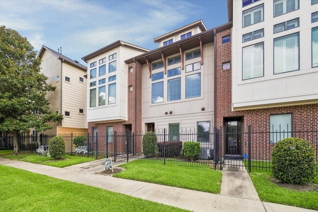 Photo - 2848 Leeland St