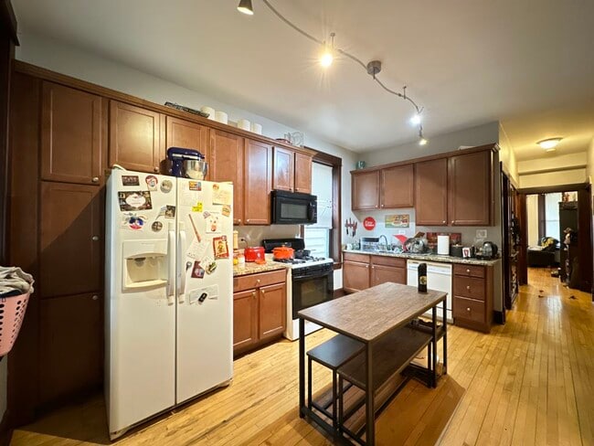 Building Photo - 3315 N Albany Ave Unit G08C Rental