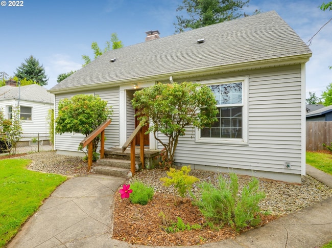 Photo - Charming 3 bed + office, 1.5 bath rental home in University Park Portland!