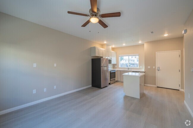 1BR, 1BA - 580 SF - Living Room