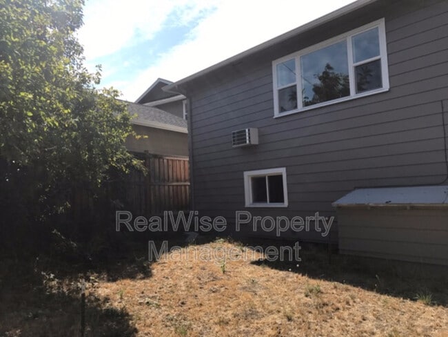 Building Photo - 720 Siskiyou Blvd Rental