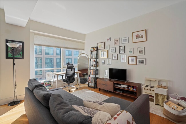 Photo - 440 Kent Ave