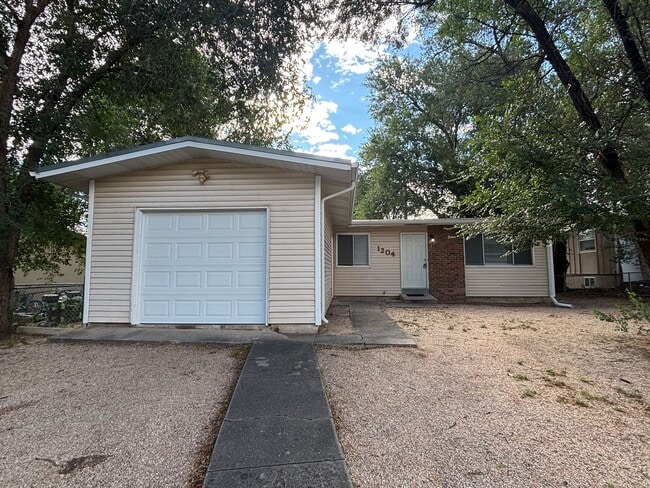 Building Photo - 4 bed 1.5 bath Ranch Style Home with Basem...