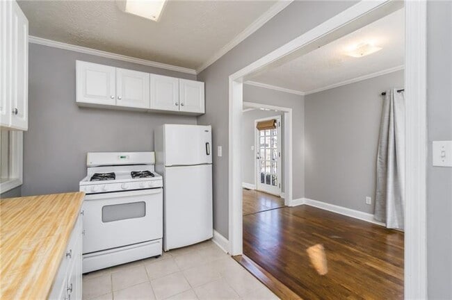 Photo - 312 Phillips Dr SE