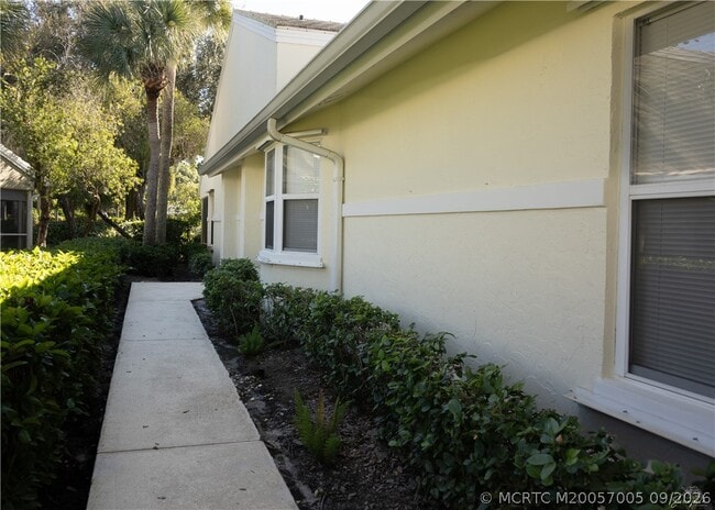 2425 SW Foxpoint Trail