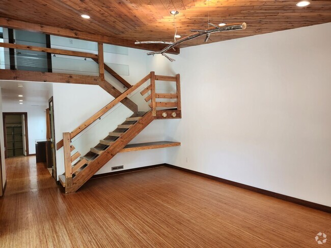 Building Photo - Uniquely Designed 3bed/2.5 bath Townhome i...