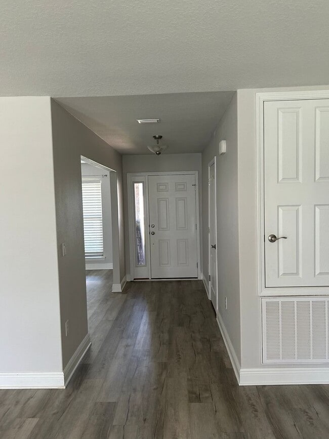 Photo - Easy access to interstate, bases & shopping!