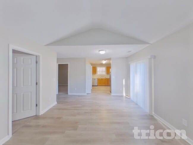 Photo - 562 Chisolm Way