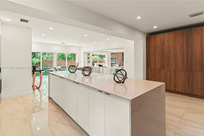 Photo - 221 NE 44th St