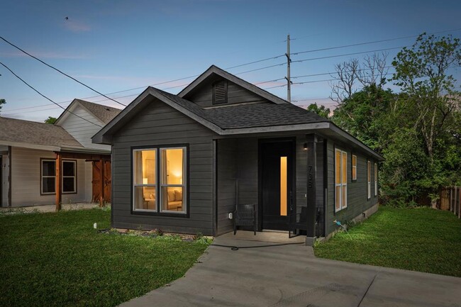 Photo - 738 Chihuahua St