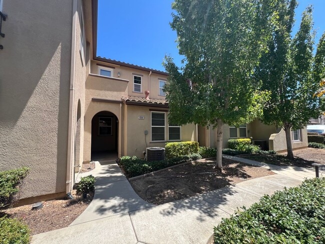 Building Photo - 3 Bd, 2.5 Ba Condo in Elk Grove