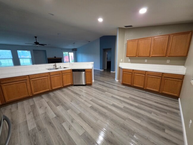 Kitchen counter - 4321 Grafton Cir
