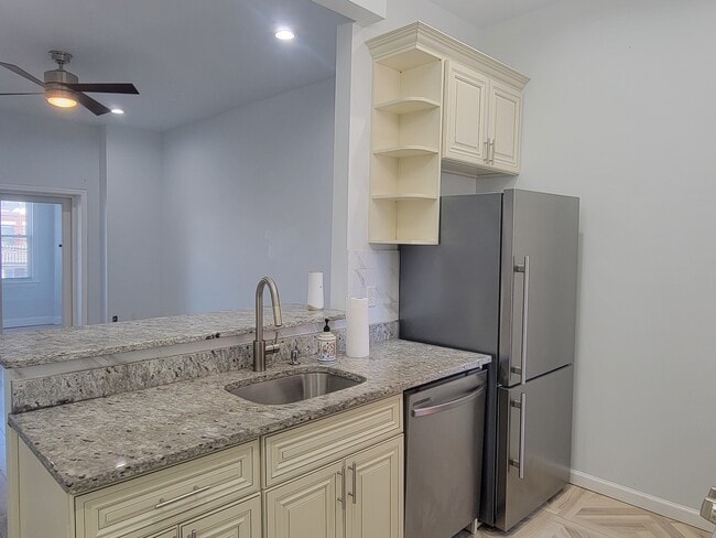 Kitchen - 8538 102nd St Unit 3