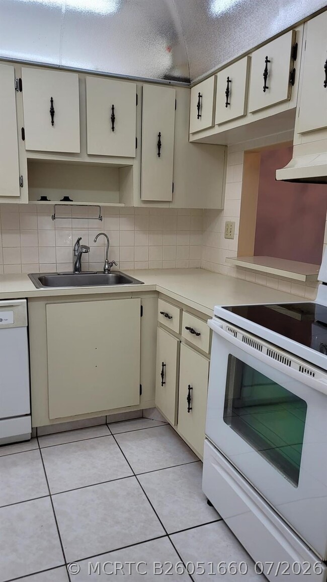 Building Photo - 4394 NW 9th Ave Unit 20-3G