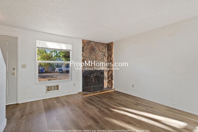 Photo - Cozy Two Bedroom in Montavilla - Large Fen...