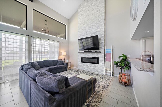 Photo - 142 April Point Dr S