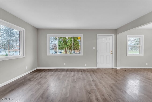 Photo - 1092 Peerless Ave