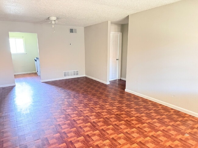 Building Photo - Fouplex 2 bedroom Unit 3