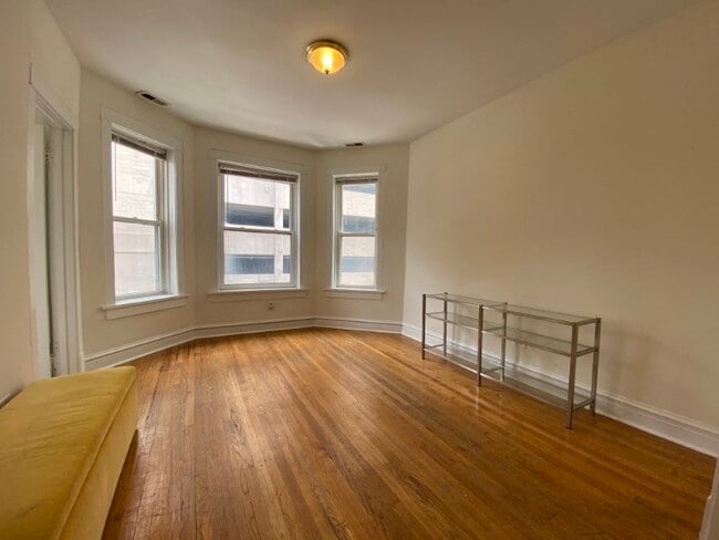 Amplio espacio de la sala de estar con pisos de madera noble genuina y ventanas grandes - 2834-2838 Orchard