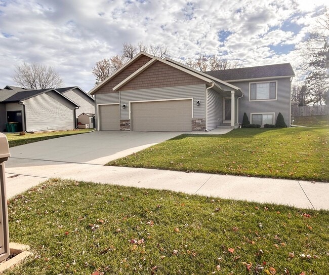 Building Photo - Remodeled 4-Bedroom Home for Rent with Gar...