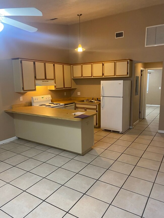 Building Photo - Spacious 1 Bedroom 1 Bathroom! Located Off Ocala Road.