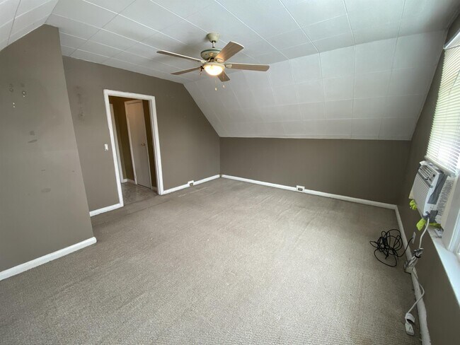 Building Photo - 172 Sanford Ave S Unit 3 - third floor