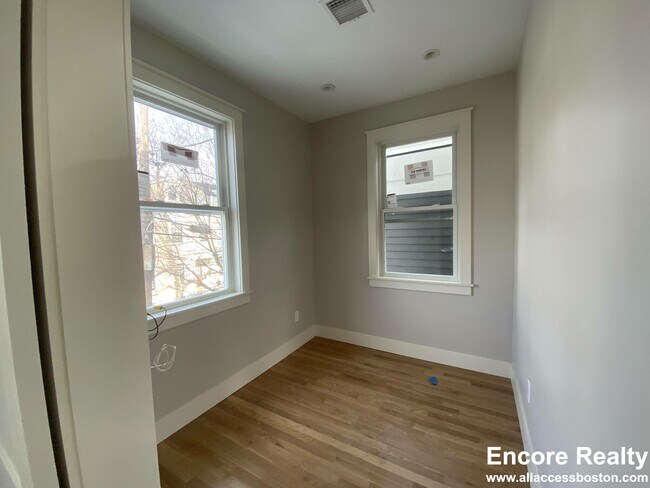 Photo - 70 Spring St Unit 2