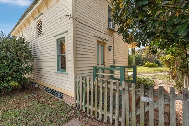 Photo - 705 Buttonwood St